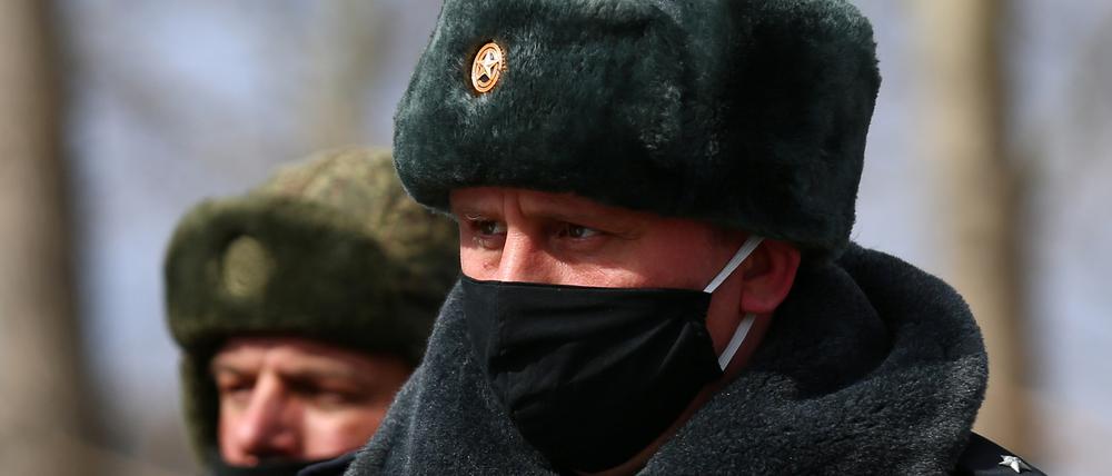 Präsident Wladimir Putin bringt einen Einsatz der Armee im Kampf gegen das Virus ins Spiel.