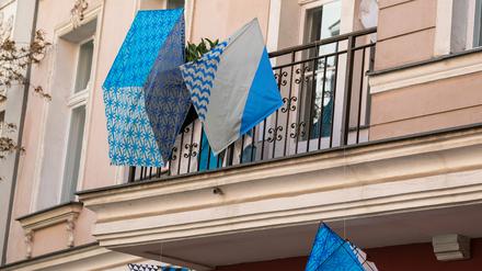 Balkon statt Galerie: Im Rahmen einer Kunstaktion stellen Künstler von ihren Balkonen Werke aus.