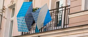 Balkon statt Galerie: Im Rahmen einer Kunstaktion stellen Künstler von ihren Balkonen Werke aus.