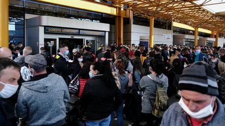 Chaos vor dem Flughafen in Cluj. Erntehelfer warten auf ihren Abflug. 