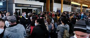 Chaos vor dem Flughafen in Cluj. Erntehelfer warten auf ihren Abflug. 