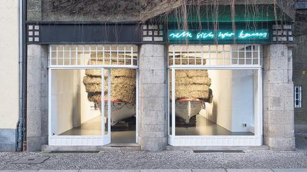 Die Boote der Installation von Christiane Möbus sind voll, der Neonspruch am Fenster wird zur Farce.