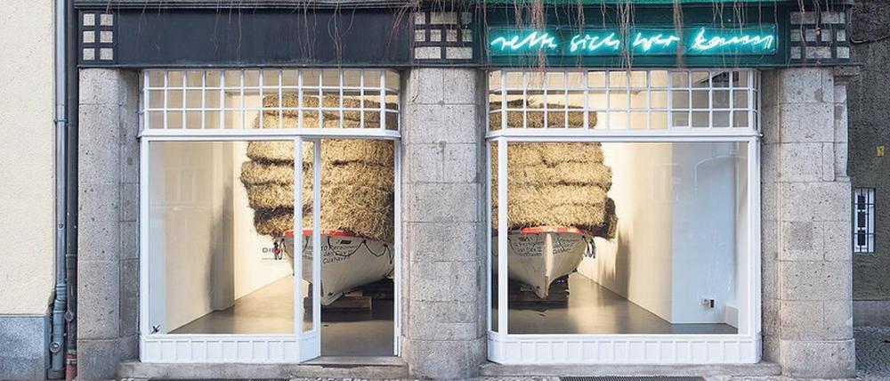 Die Boote der Installation von Christiane Möbus sind voll, der Neonspruch am Fenster wird zur Farce.