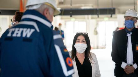 Gesundheitssenatorin Dilek Kalayci (SPD) will Berlins Abgeordneten zeigen, dass aus Messehalle 26 tatsächlich eine Covid-19-Notklinik wird.