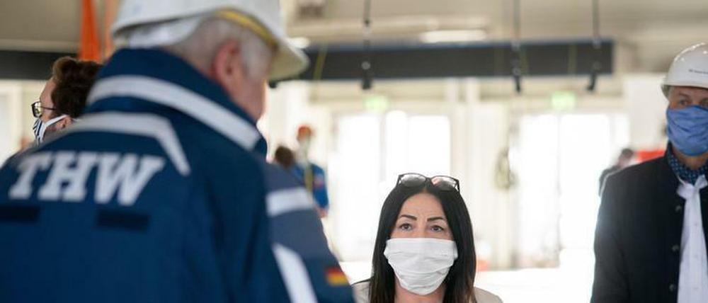 Gesundheitssenatorin Dilek Kalayci (SPD) will Berlins Abgeordneten zeigen, dass aus Messehalle 26 tatsächlich eine Covid-19-Notklinik wird.