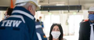 Gesundheitssenatorin Dilek Kalayci (SPD) will Berlins Abgeordneten zeigen, dass aus Messehalle 26 tatsächlich eine Covid-19-Notklinik wird.