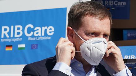 Ministerpräsident mit Mundschutz: Sachsens Regierungschef Michael Kretschmer (CDU) am Samstag in Leipzig. 