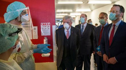 Mit Mundschutz, aber nur wenig Abstand. Spitzenpolitiker zu Besuch im Krankenhaus