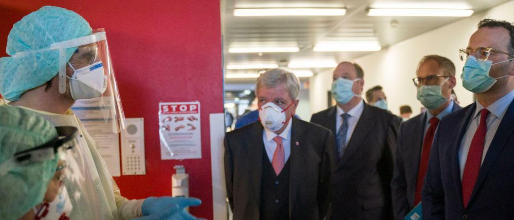 Mit Mundschutz, aber nur wenig Abstand. Spitzenpolitiker zu Besuch im Krankenhaus
