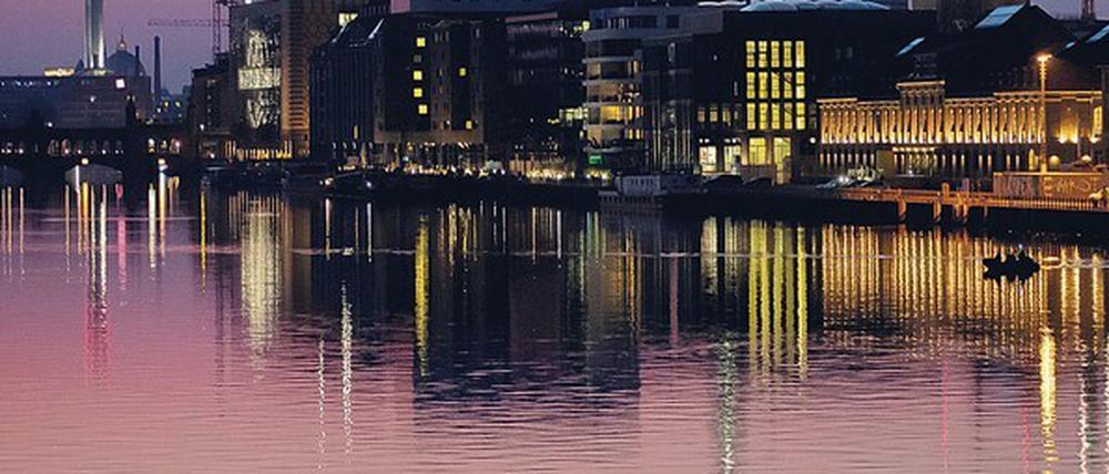 Spieglein, Spieglein. Im Osthafen ankern Pontons, die bei Unwettern Abwasser zwischenspeichern, damit es nicht ungeklärt in die Spree rauscht. 