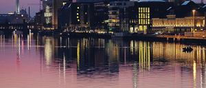 Spieglein, Spieglein. Im Osthafen ankern Pontons, die bei Unwettern Abwasser zwischenspeichern, damit es nicht ungeklärt in die Spree rauscht. 