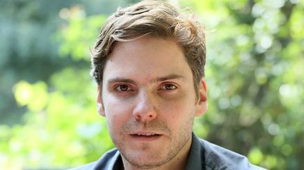 Der Schauspieler Daniel Brühl ruft zum Teilen von Lieblingsgedichten auf.