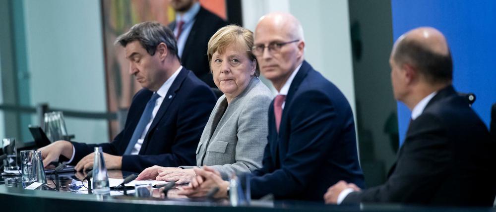 Markus Söder (l-r, CSU), Angela Merkel (CDU), Peter Tschentscher (SPD), und Olaf Scholz (SPD) erläutern die beschlossenen Maßnahmen. 