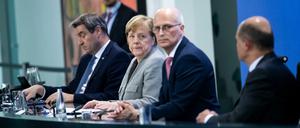 Markus Söder (l-r, CSU), Angela Merkel (CDU), Peter Tschentscher (SPD), und Olaf Scholz (SPD) erläutern die beschlossenen Maßnahmen. 