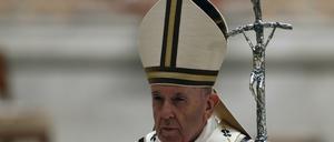 Papst Franziskus hat das Osterfest am Samstag mit einer Abendmesse eröffnet, die wegen der Corona-Pandemie ohne Pilger stattfand.