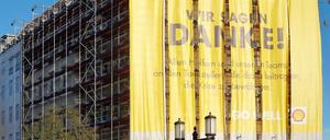 Letzte Reste des Dankesplakats von Shell am Kaiserdamm.