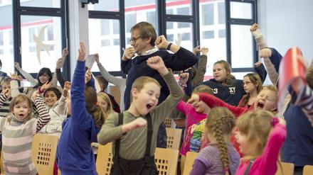Aus glücklicheren Zeiten: Kinder machen Dehnübungen mit dem Chordirigenten Simon Halsey.