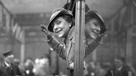 Auf dem Weg nach Hollywood: Vicki Baum 1936 an der Waterloo Station.