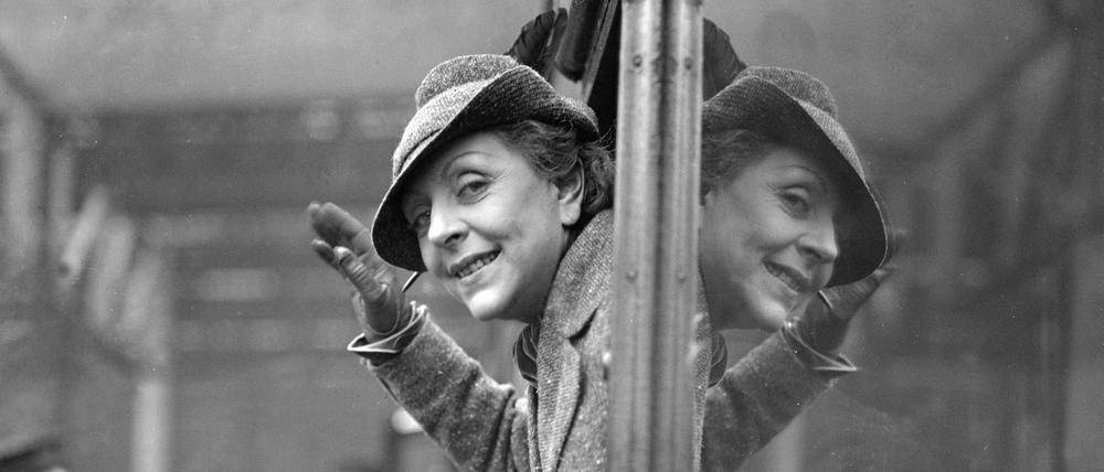 Auf dem Weg nach Hollywood: Vicki Baum 1936 an der Waterloo Station.