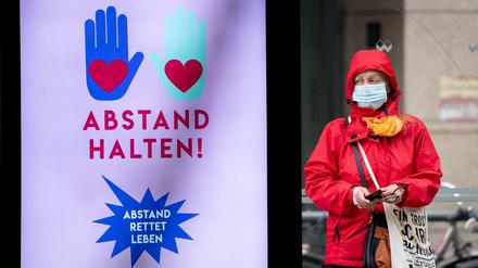 Passantin an einer Haltestelle in Berlin 