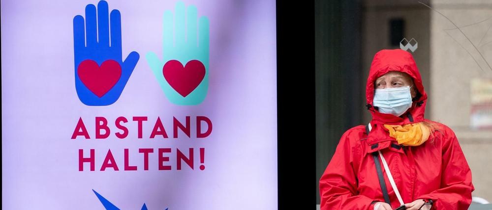 Passantin an einer Haltestelle in Berlin