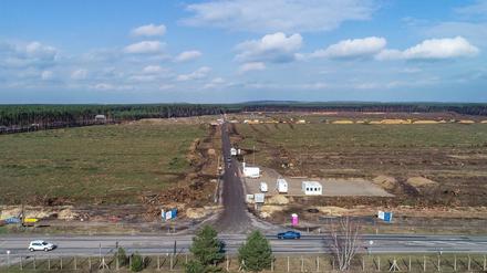 Drohnenblick über die gerodete Waldfläche auf dem Gelände der künftigen Tesla Gigafactory in Grünheide. 