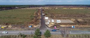Drohnenblick über die gerodete Waldfläche auf dem Gelände der künftigen Tesla Gigafactory in Grünheide.