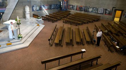 Nordrhein-Westfalen, Köln: Piotr Piatek, Pater, hält eine Osterandacht, die Internet zu sehen sein wird, in der leeren Pfarrkirche Christi Geburt. 