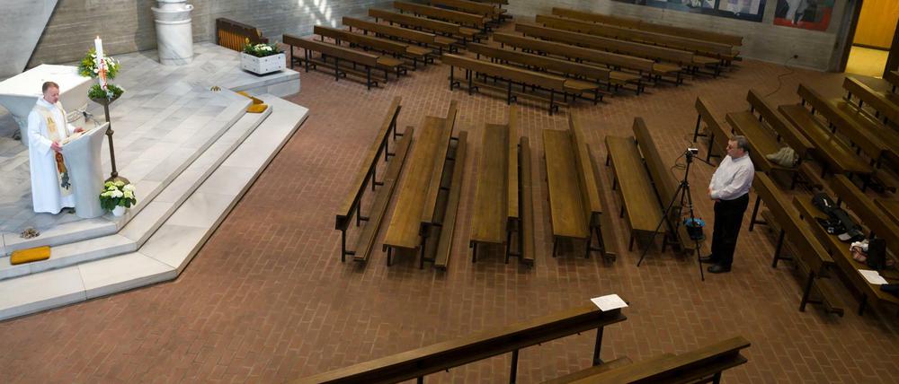 Nordrhein-Westfalen, Köln: Piotr Piatek, Pater, hält eine Osterandacht, die Internet zu sehen sein wird, in der leeren Pfarrkirche Christi Geburt.