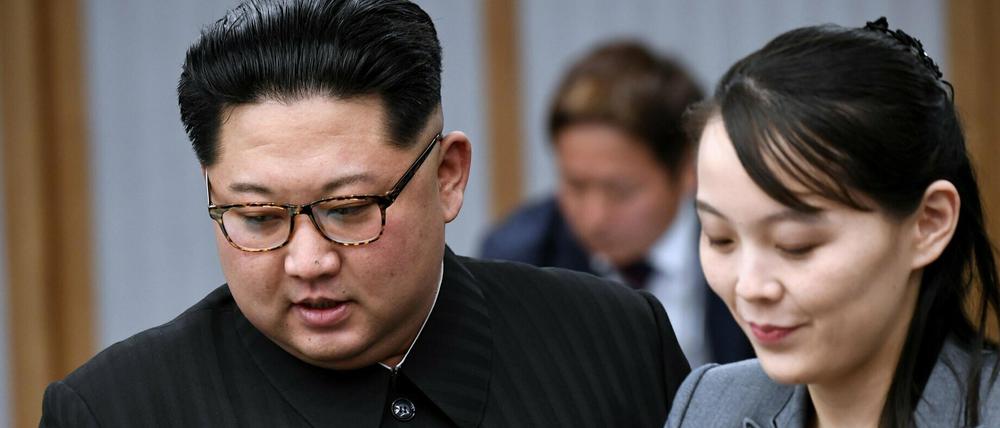 Nordkoreas Machthaber Kim Jong Un und dessen Schwester Kim Yo Jong beim ersten Gipfeltreffen mit Südkoreas Präsident Moon.
