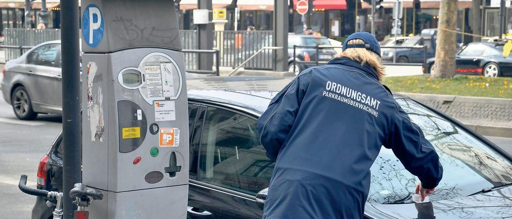 In Berlin sollen die Parkgebühren für jede Gebührenstufe ab 2023 erhöht werden. 