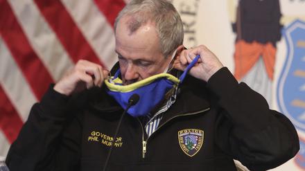Nur mit Mundschutz: New Jerseys Gouverneur Phil Murphy bei seinen täglichen Pressekonferenzen zur Corona-Krise. 