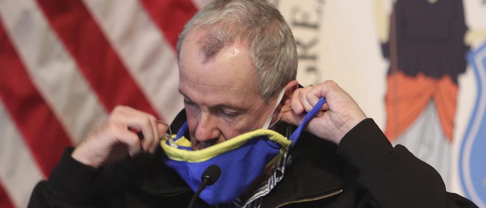 Nur mit Mundschutz: New Jerseys Gouverneur Phil Murphy bei seinen täglichen Pressekonferenzen zur Corona-Krise.