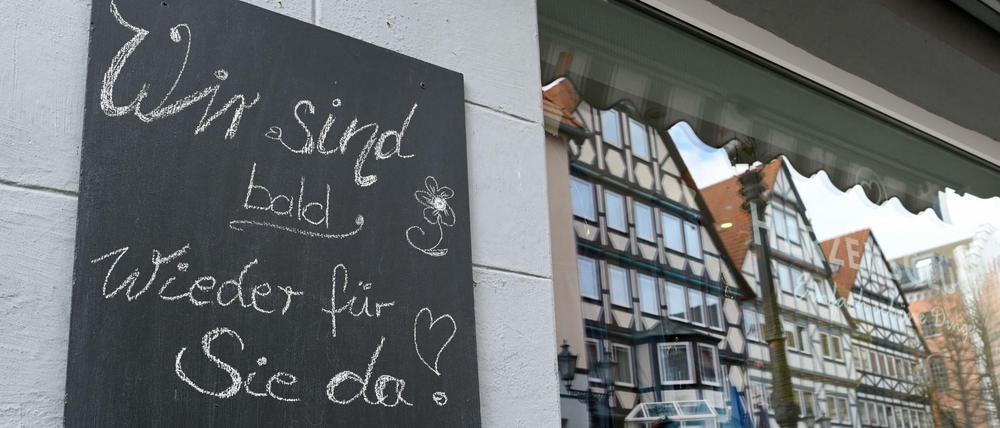 Bald wieder da? Eine Tafel weist vor einem Geschäft in Hofgeismar auf die Schließung hin.
