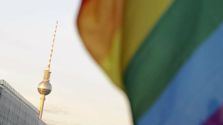 Queere Symbolpolitik klappt in den Bezirken gut, wie das Hissen von Regenbogenfahnen - anderes weniger gut.