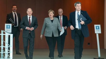 Bundeskanzlerin Angela Merkel kommt zusammen mit Regierungssprecher Steffen Seibert, Olaf Scholz, Peter Tschentscher und Markus Söder zu einer Pressekonferenz im Bundeskanzleramt.
