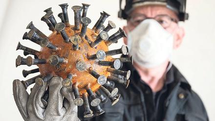 Der Künstler Sebastian Wien hat aus zwei Halbkugelschalen und Schrauben die Corona-Skulptur "Hier und Heute" produziert.