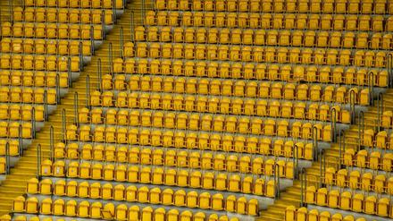 Die Stadien bleiben erst mal leer. Hochgeklappte Sitze im Rudolf-Harbig-Stadion von Dresden.