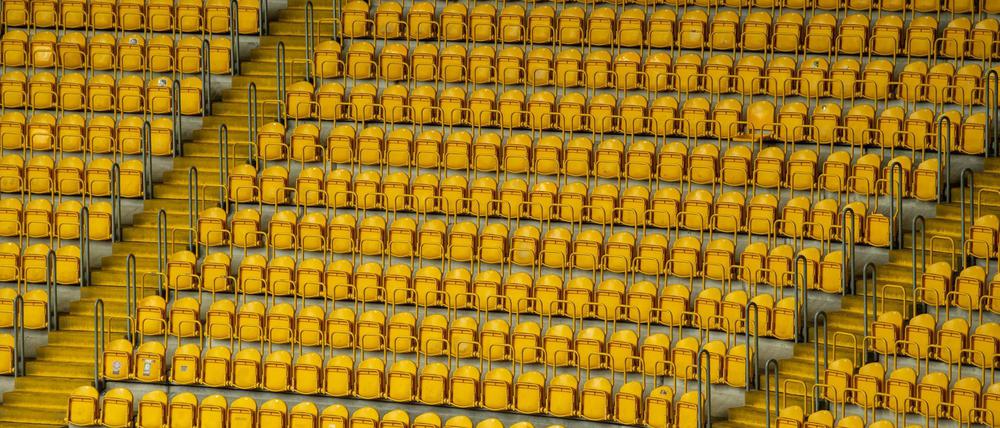 Die Stadien bleiben erst mal leer. Hochgeklappte Sitze im Rudolf-Harbig-Stadion von Dresden.