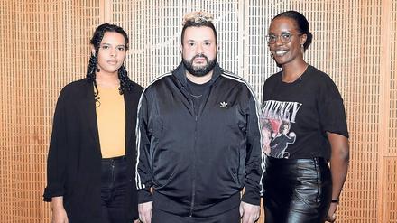 Jetzt handzahm. Oliver Polak spricht in seiner ersten Sendung mit den die Journalistinnen Alice Hasters (l.) und Anna Dushime.