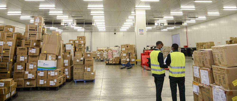 Schutzmaterial der Weltgesundheitsorganisation (WHO) steht verpackt auf dem Flughafen von Addis Abeba in Äthiopien.