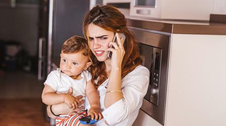 Frauen sind unglücklicher als Männer. Sie kümmern sich neben der Arbeit meist um die Kinder.