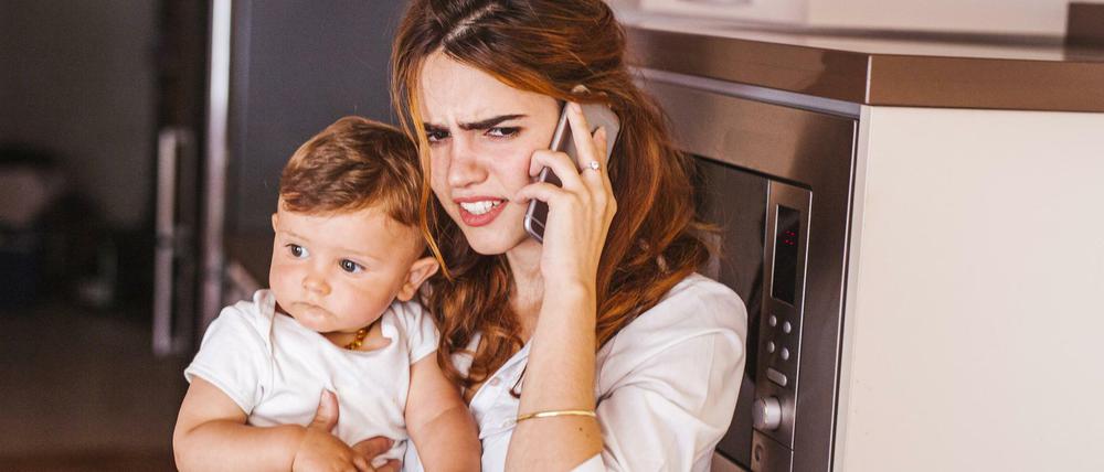 Frauen sind unglücklicher als Männer. Sie kümmern sich neben der Arbeit meist um die Kinder.