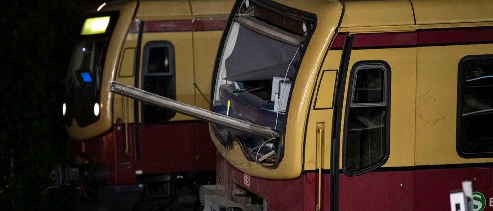 Eine Schiene hat sich von innen durch den Boden der S-Bahn gebohrt und ist dann durch die Scheibe gestoßen.