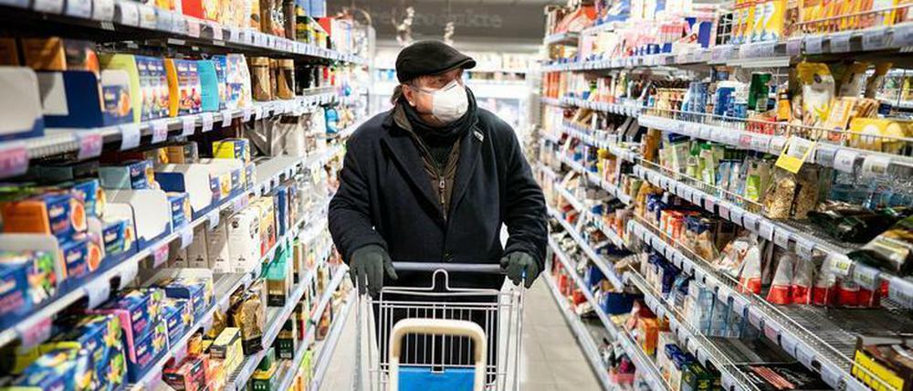 Noch ist das Tragen eines Mundschutzes in Berliner Supermärkten freiwillig.