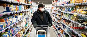Noch ist das Tragen eines Mundschutzes in Berliner Supermärkten freiwillig.