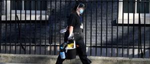 Mit Eimer und Gesichtsmaske gegen das Virus.