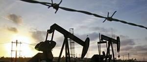 Die Sonne geht auf den Ölfeldern von Inglewood unter.