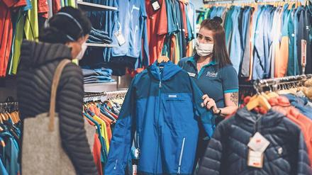 Ist genügend Abstand nicht möglich, müssen Betriebe Nase-Mund-Bedeckungen für die Beschäftigten und Kunden zur Verfügung stellen. 