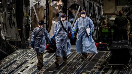 US-Armeemitarbeiter in Schutzkleidung auf der Ramstein Air Base bei Kaiserslautern.